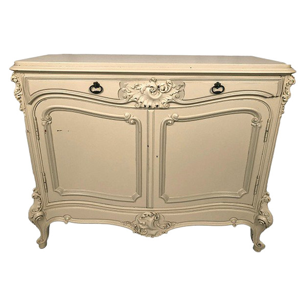 Credenza bassa in stile rocaille in legno laccato color crema, epoca 1900 circa