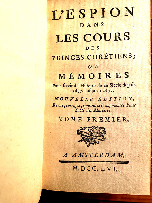 7 wunderschöne Bände in 12. In Amsterdam 1756: „Der Spion an den Höfen christlicher Fürsten“, wo Memoiren zur Geschichte dieses Jahrhunderts dienen