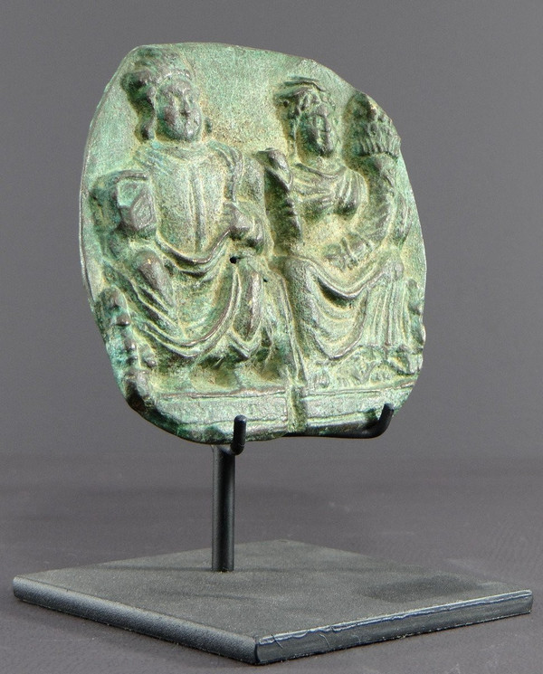 Gandhara, I-III secolo, grande placca di bronzo decorata in rilievo con Panchika e Hariti.