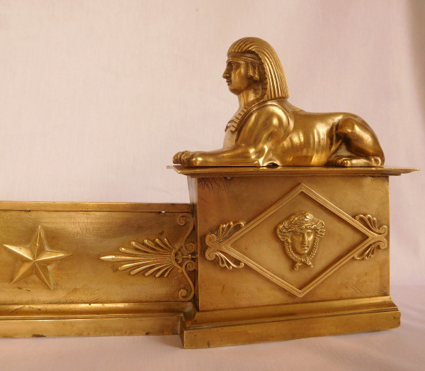 Empire period Gilded Bronze Sphinx Mantel Bar, Variant Modèle De Fontainebleau