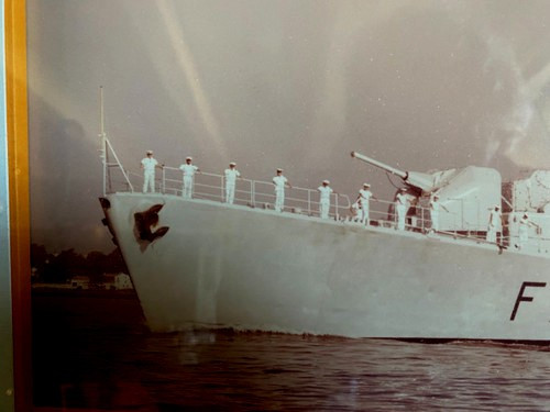 Grande foto incorniciata che rappresenta l'Aviso Escorteur Commandant Rivière varato nell'ottobre 1958