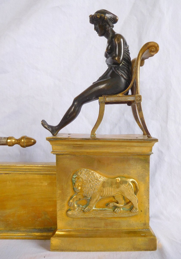 Barre De Cheminée Aux Etrusques d'époque Empire En Bronze Doré, Dans Le Goût De Claude Galle