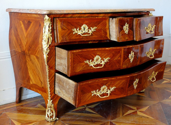 Jb Hedouin: Louis XV period Chest of Drawers In Rosewood, circa 1750 - Stamped