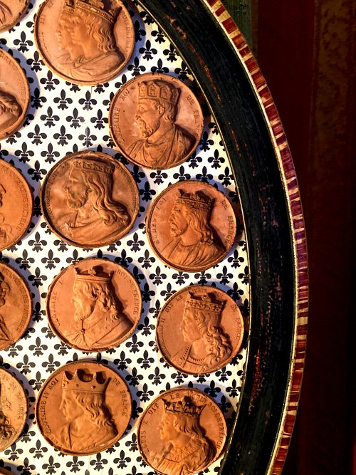  Large oval frame with representation in terracotta medallions of the oldest Kings up to the descendants of "Louis XVI"