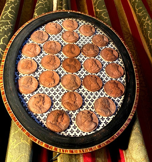  Large oval frame with representation in terracotta medallions of the oldest Kings up to the descendants of "Louis XVI"