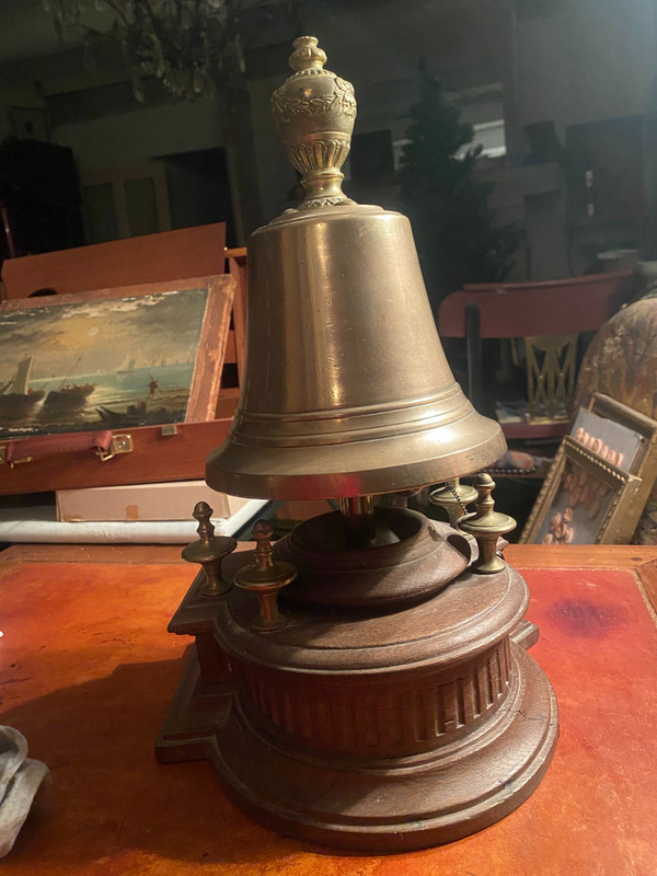 Important 19th century polished bronze and carved oak table call bell for assembly, court or palace or Grand Restaurant.