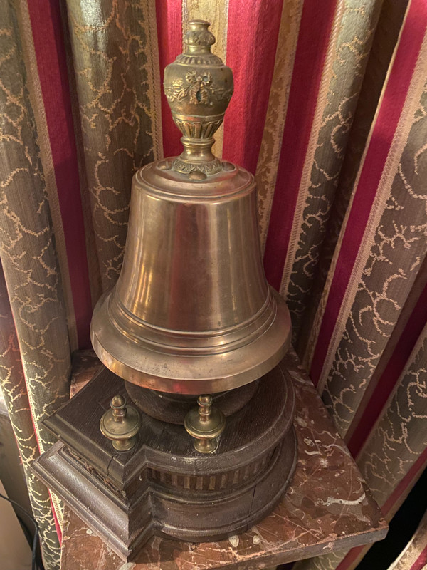 Important 19th century polished bronze and carved oak table call bell for assembly, court or palace or Grand Restaurant.