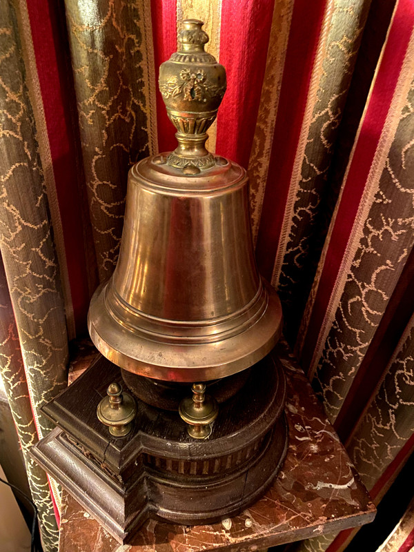 Important 19th century polished bronze and carved oak table call bell for assembly, court or palace or Grand Restaurant.