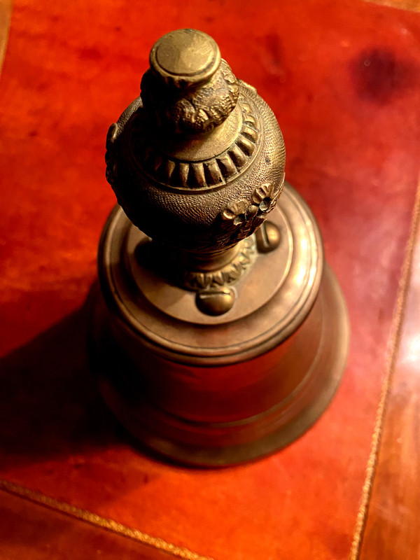 Important 19th century polished bronze and carved oak table call bell for assembly, court or palace or Grand Restaurant.