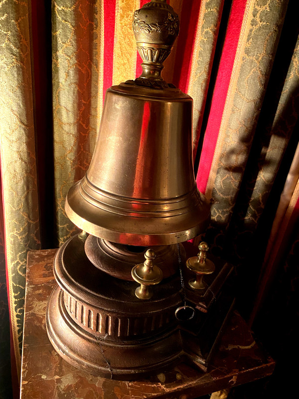 Important 19th century polished bronze and carved oak table call bell for assembly, court or palace or Grand Restaurant.