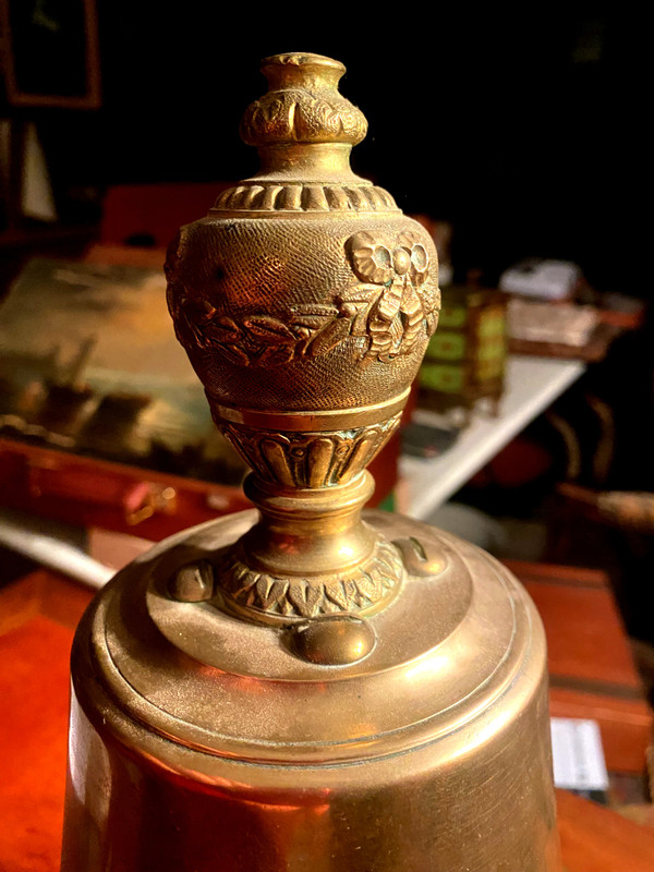 Important 19th century polished bronze and carved oak table call bell for assembly, court or palace or Grand Restaurant.