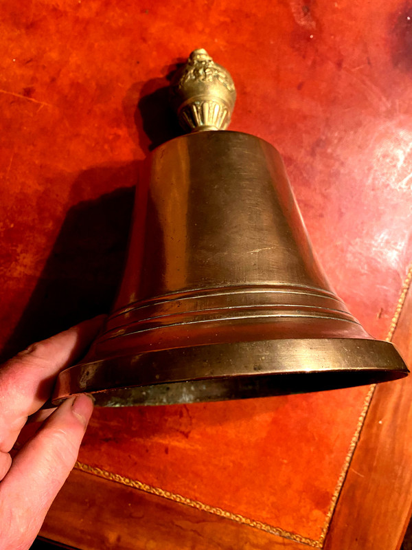 Important 19th century polished bronze and carved oak table call bell for assembly, court or palace or Grand Restaurant.