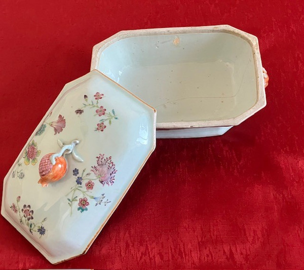 Ravissante terrine en porcelaine de la Compagnie des Indes, famille Rose d'époque Qianlong vers 1760