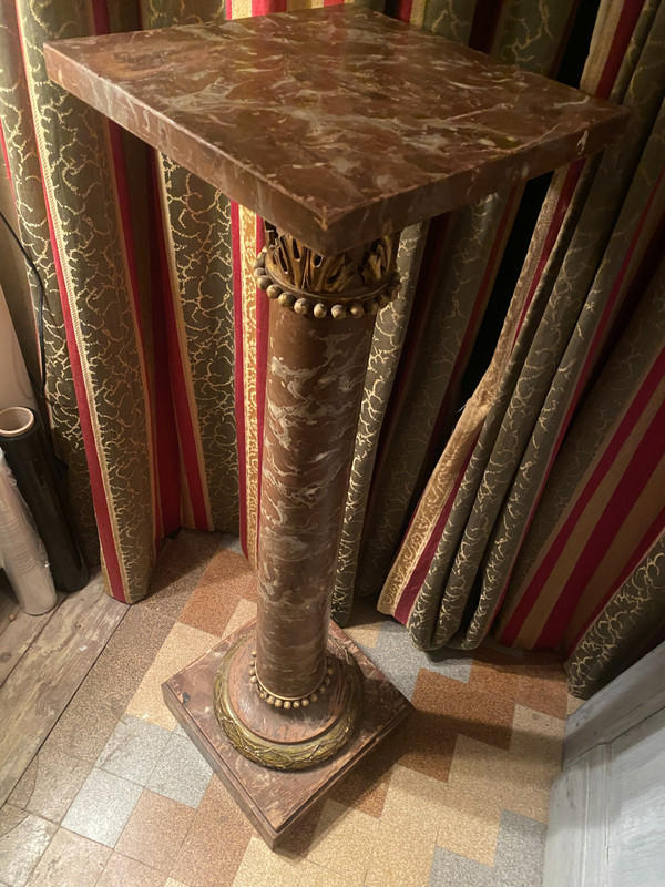 Colonne Napoléon III , en scellette en bois laquée faux marbre brèche rose époque 19ème