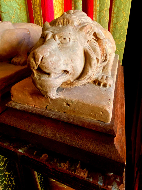 Lion et  lionne en terre meuble d'Atelier , projet de gargouilles  par Geoffroy ,  un suiveur de Viollet-le -Duc , d'époque 19ème