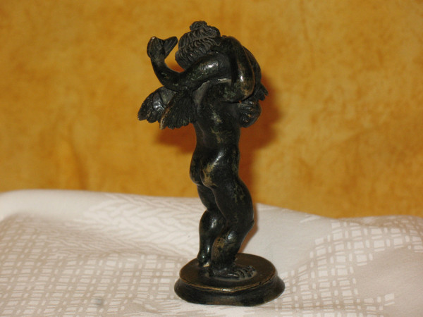 Bronze sculpture of the cherub and the dolphin in the Grand Tour style from the 20th century.