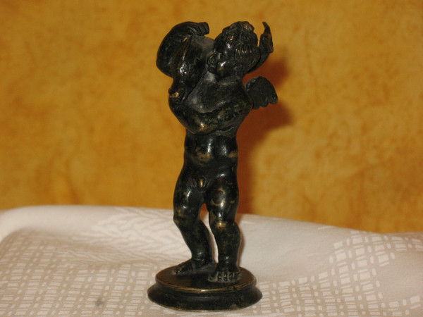 Bronze sculpture of the cherub and the dolphin in the Grand Tour style from the 20th century.