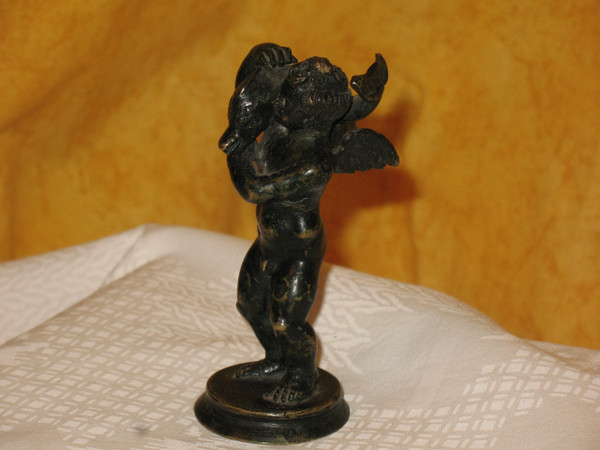 Bronze sculpture of the cherub and the dolphin in the Grand Tour style from the 20th century.