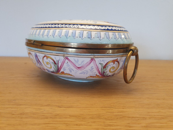 Earthenware From Toul Bellevue (att to), Bonbonnière Box, Earthenware, Louis XVI, 19th century.