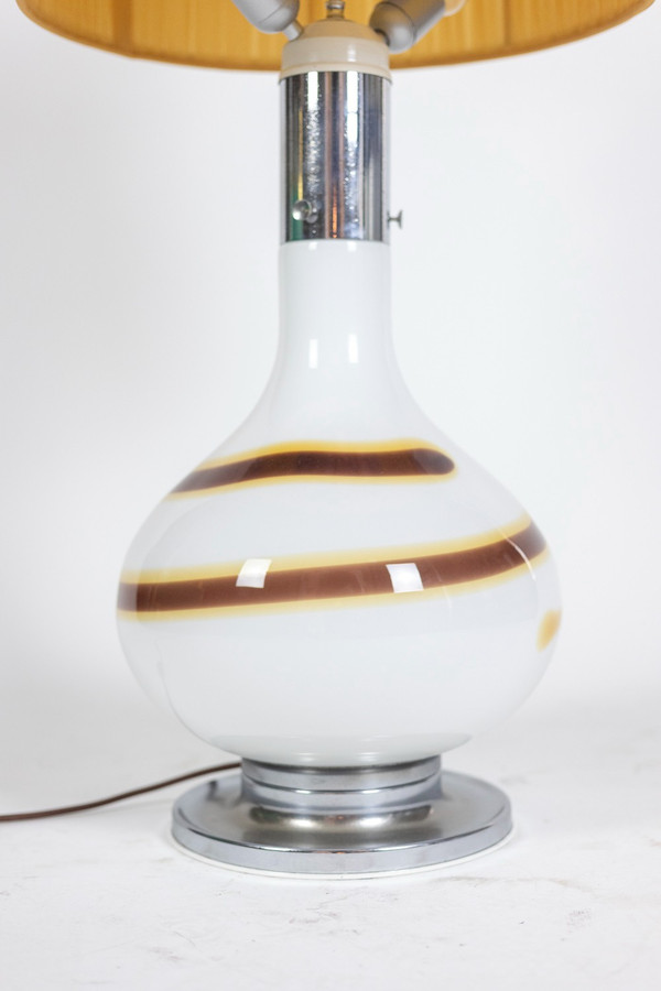 Lampada in vetro bianco decorata con una spirale marrone e gialla, anni '70