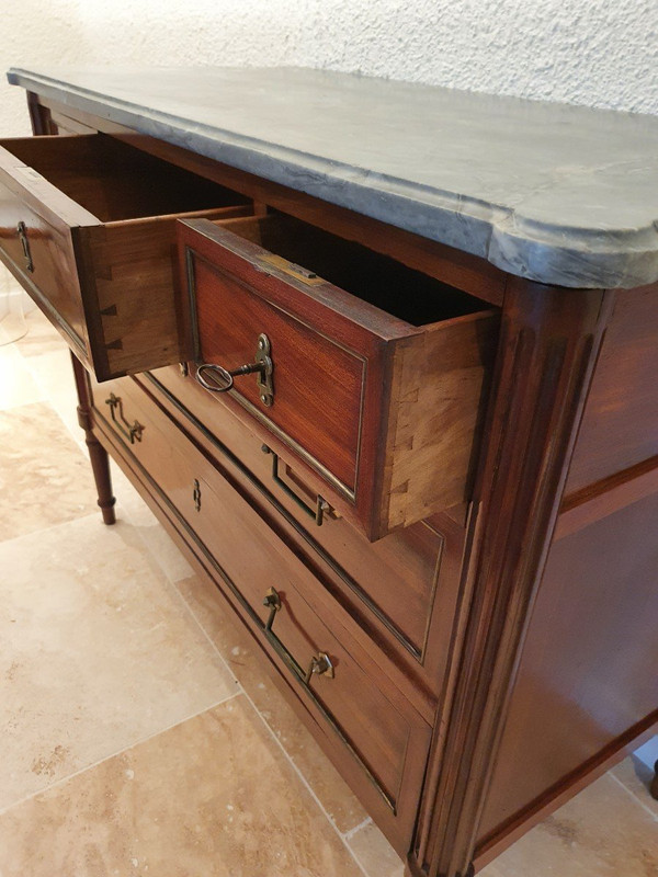 Commode, Mahogany, Louis XVI, Late 18th/early 19th century.