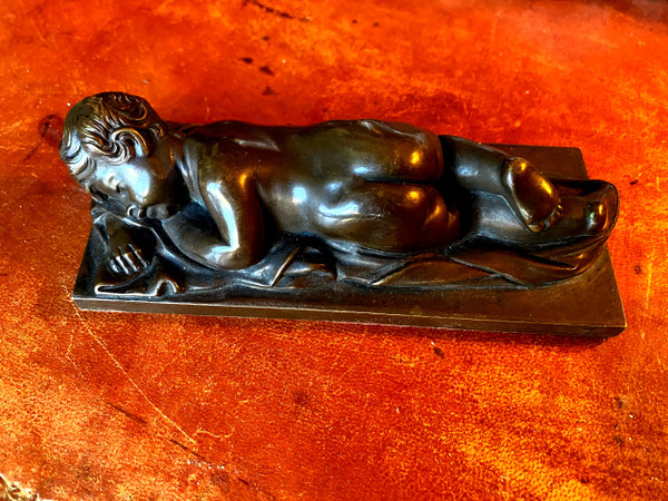 Very fine bronze patina medal of a "Putto", nude sleeping on a sheet from the 19th century