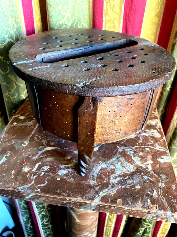 Popular art that this round foot heater box in walnut (feet) and sycamore (tray) twisted work of the feet