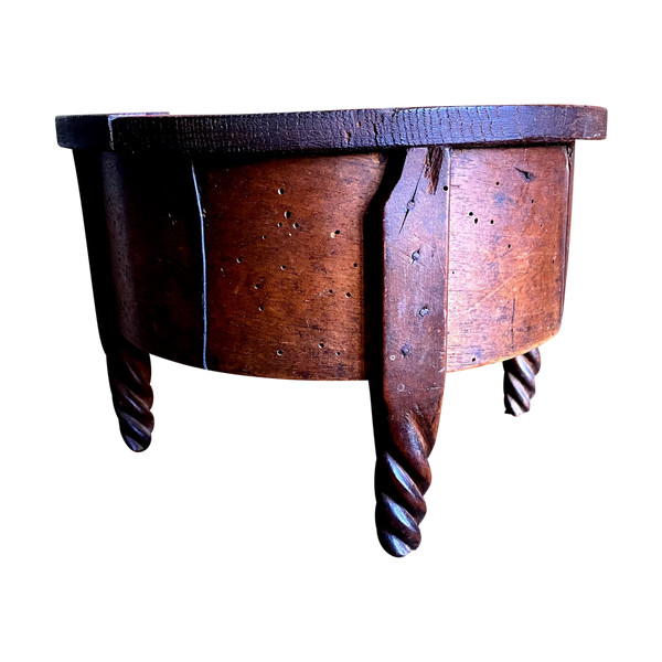 Popular art that this round foot heater box in walnut (feet) and sycamore (tray) twisted work of the feet