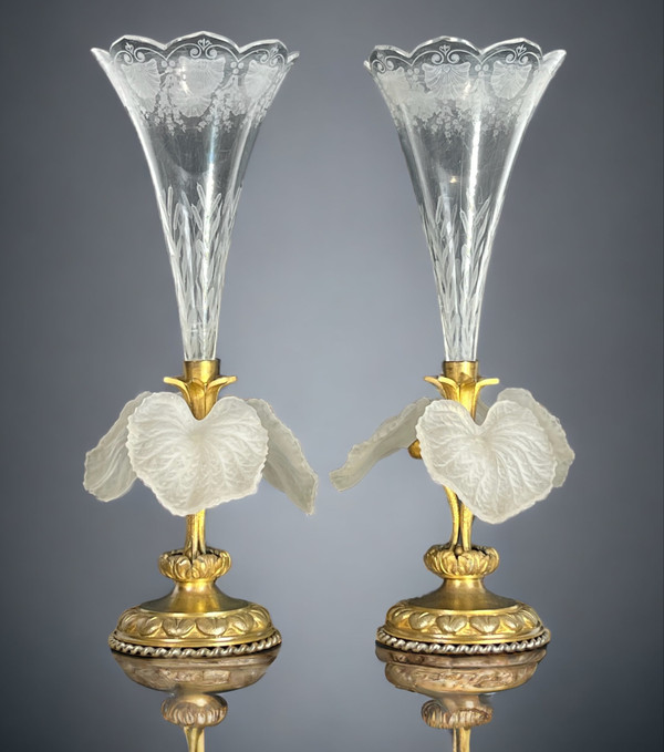 PAIR OF CORNET-SHAPED SOLIFLORAS WITH FLOWERS IN OPAQUE GLASS PASTE