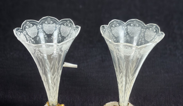 PAIR OF CORNET-SHAPED SOLIFLORAS WITH FLOWERS IN OPAQUE GLASS PASTE