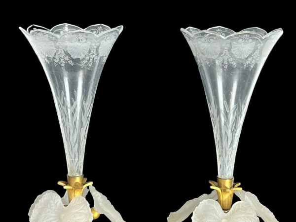 PAIR OF CORNET-SHAPED SOLIFLORAS WITH FLOWERS IN OPAQUE GLASS PASTE