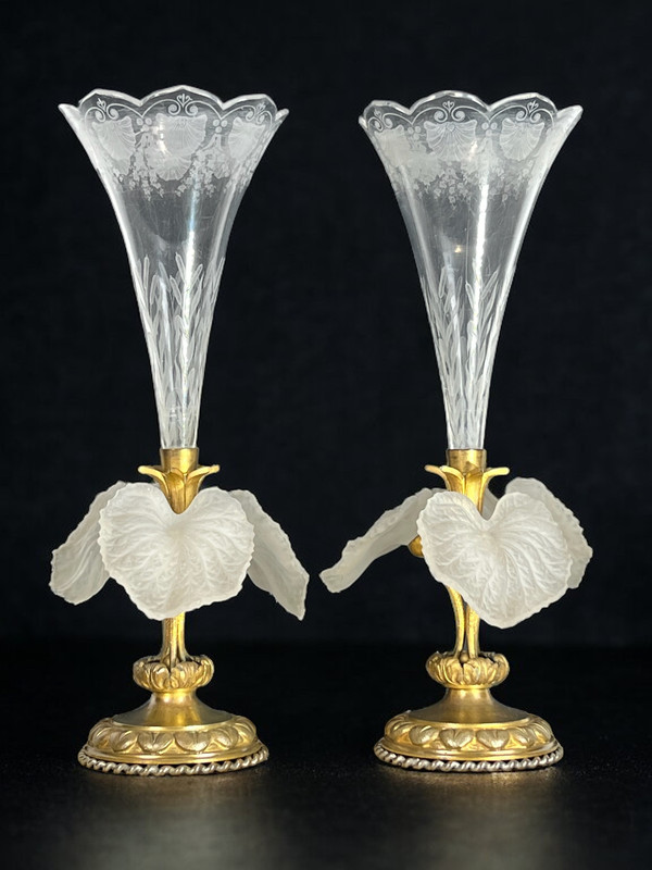 PAIR OF CORNET-SHAPED SOLIFLORAS WITH FLOWERS IN OPAQUE GLASS PASTE