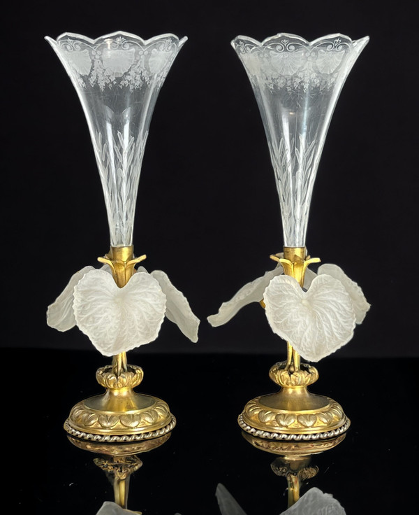 PAIR OF CORNET-SHAPED SOLIFLORAS WITH FLOWERS IN OPAQUE GLASS PASTE