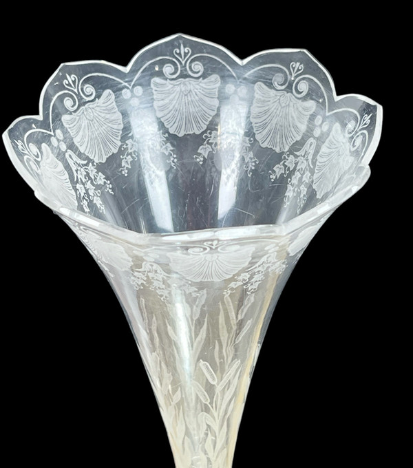 PAIR OF CORNET-SHAPED SOLIFLORAS WITH FLOWERS IN OPAQUE GLASS PASTE