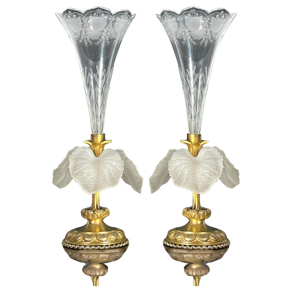 PAIR OF CORNET-SHAPED SOLIFLORAS WITH FLOWERS IN OPAQUE GLASS PASTE