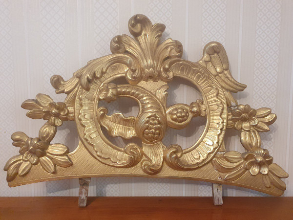 Beaucaire Mirror Pediment, Wood And Golden Stucco, 18th Century.