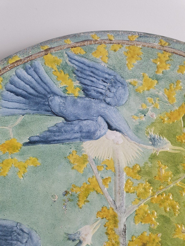 Piatto decorativo, coppia di aironi cenerini, ceramica smaltata, Art Nouveau, inizio XX°.