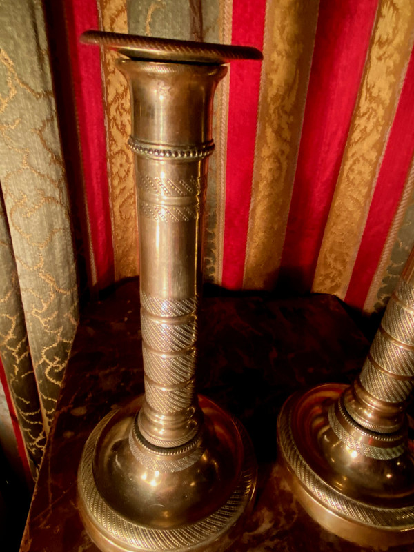 Very beautiful pair of First Empire period candlesticks in guilloché polished bronze called columnar