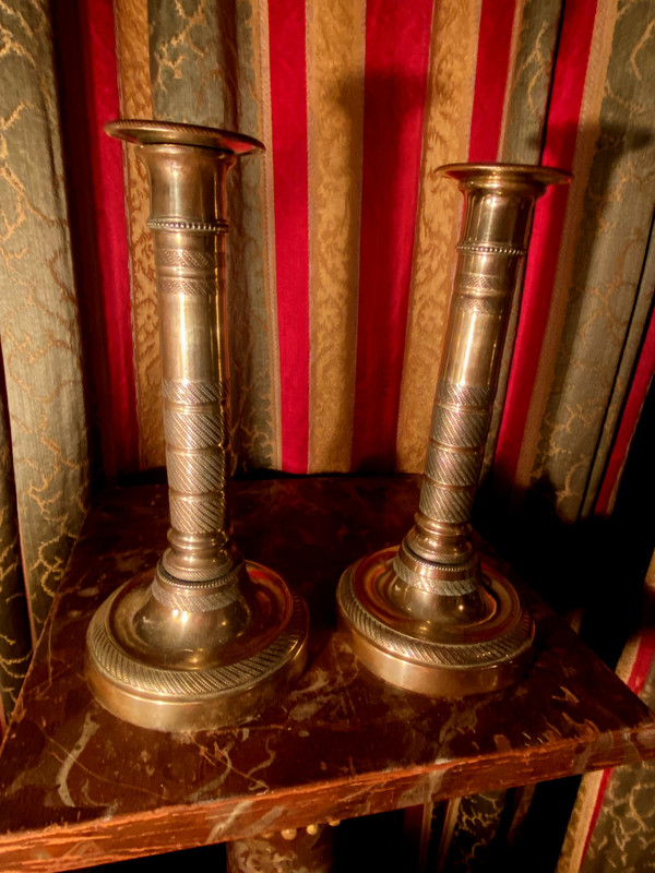 Very beautiful pair of First Empire period candlesticks in guilloché polished bronze called columnar