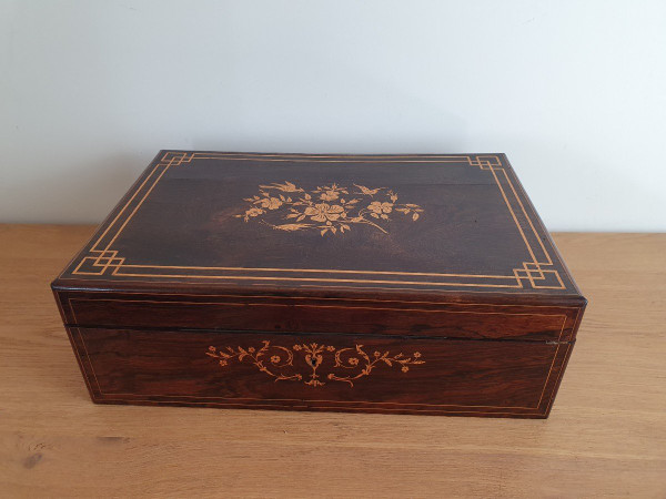 Coffret à Châle , Palissandre Et Bois Clair , Charles X, XIX°.