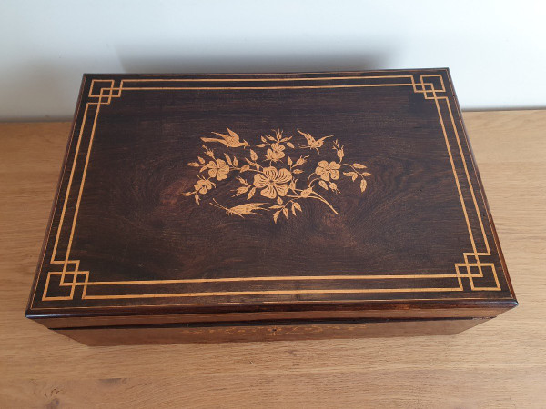 Coffret à Châle , Palissandre Et Bois Clair , Charles X, XIX°.