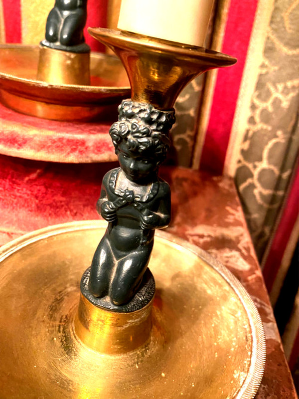 Coppia di affascinanti candelieri da tavolo in stile Impero/Restaurazione in bronzo dorato e patina verde scuro