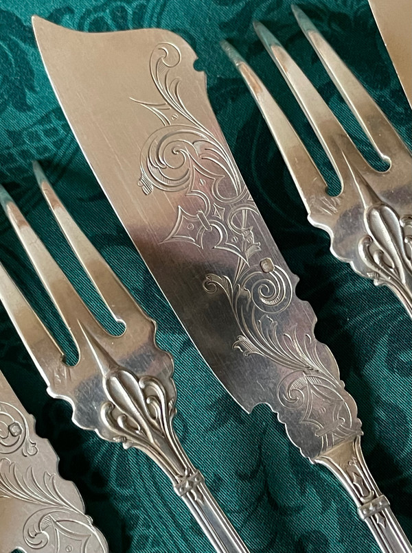 10 pieces of fish cutlery.