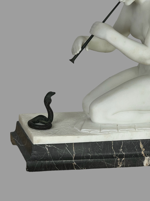 SCULTURA "GUGLIELMO PUGI" IN MARMO BIANCO ART DÉCO (INCANTATORE DI SERPENTI)