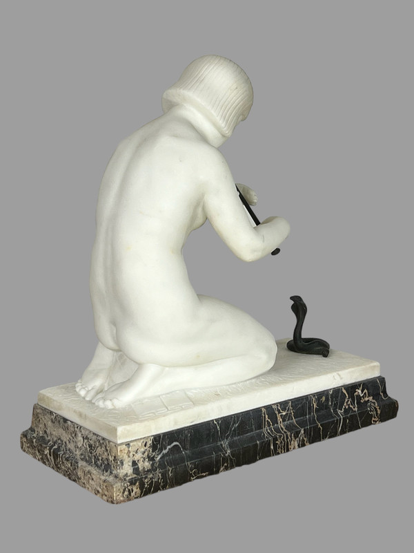 SCULTURA "GUGLIELMO PUGI" IN MARMO BIANCO ART DÉCO (INCANTATORE DI SERPENTI)