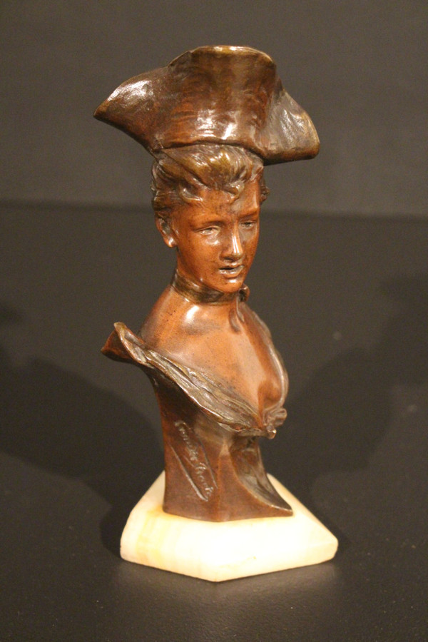  Bust of woman with hat