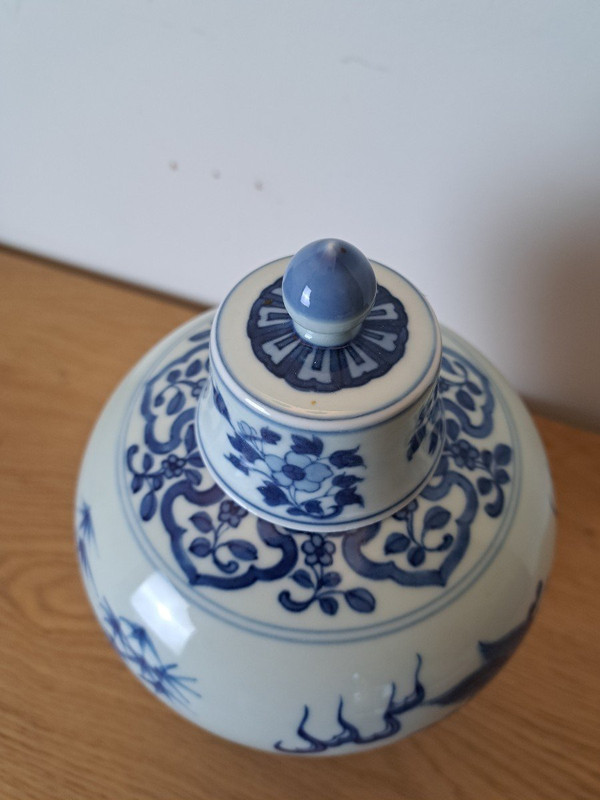 China , Covered pot , Porcelain White Blue , XX°.