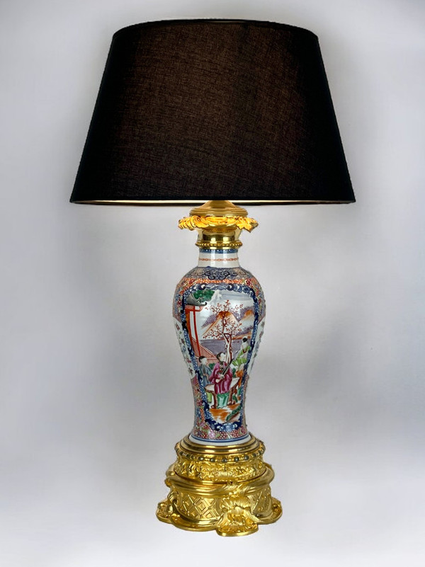 LAMPE CHINOISE EPOQUE 19eme EN PORCELAINE POLYCHROME ORNÉE DE BRONZE DORÉ