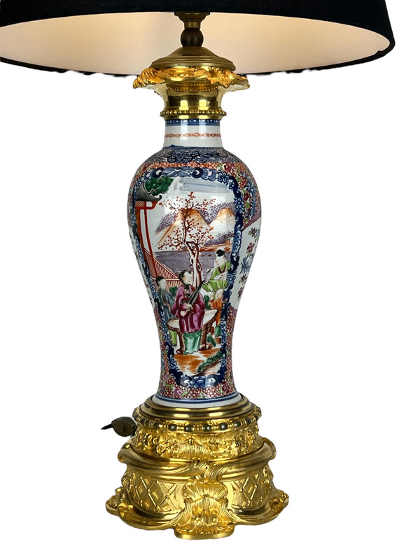 LAMPE CHINOISE EPOQUE 19eme EN PORCELAINE POLYCHROME ORNÉE DE BRONZE DORÉ