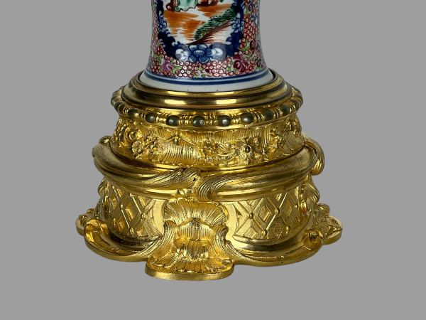 LAMPE CHINOISE EPOQUE 19eme EN PORCELAINE POLYCHROME ORNÉE DE BRONZE DORÉ